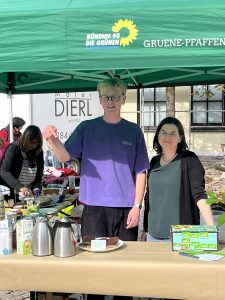 Stefan Rädlein und Daniela Hahn am Verkaufsstand für Kaffee & Kuchen
