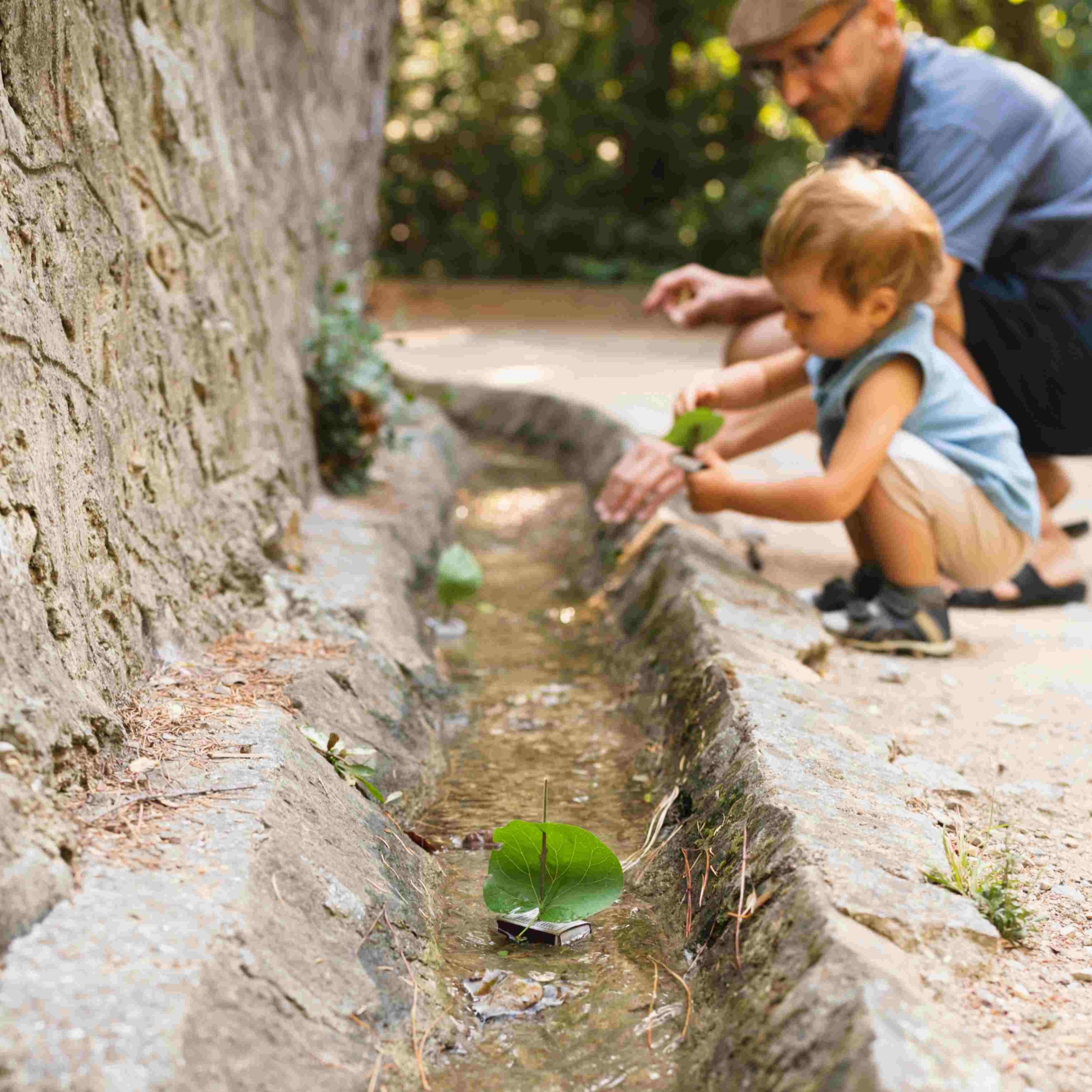Opa und Enkel spielen am Wasser - designed by freepik