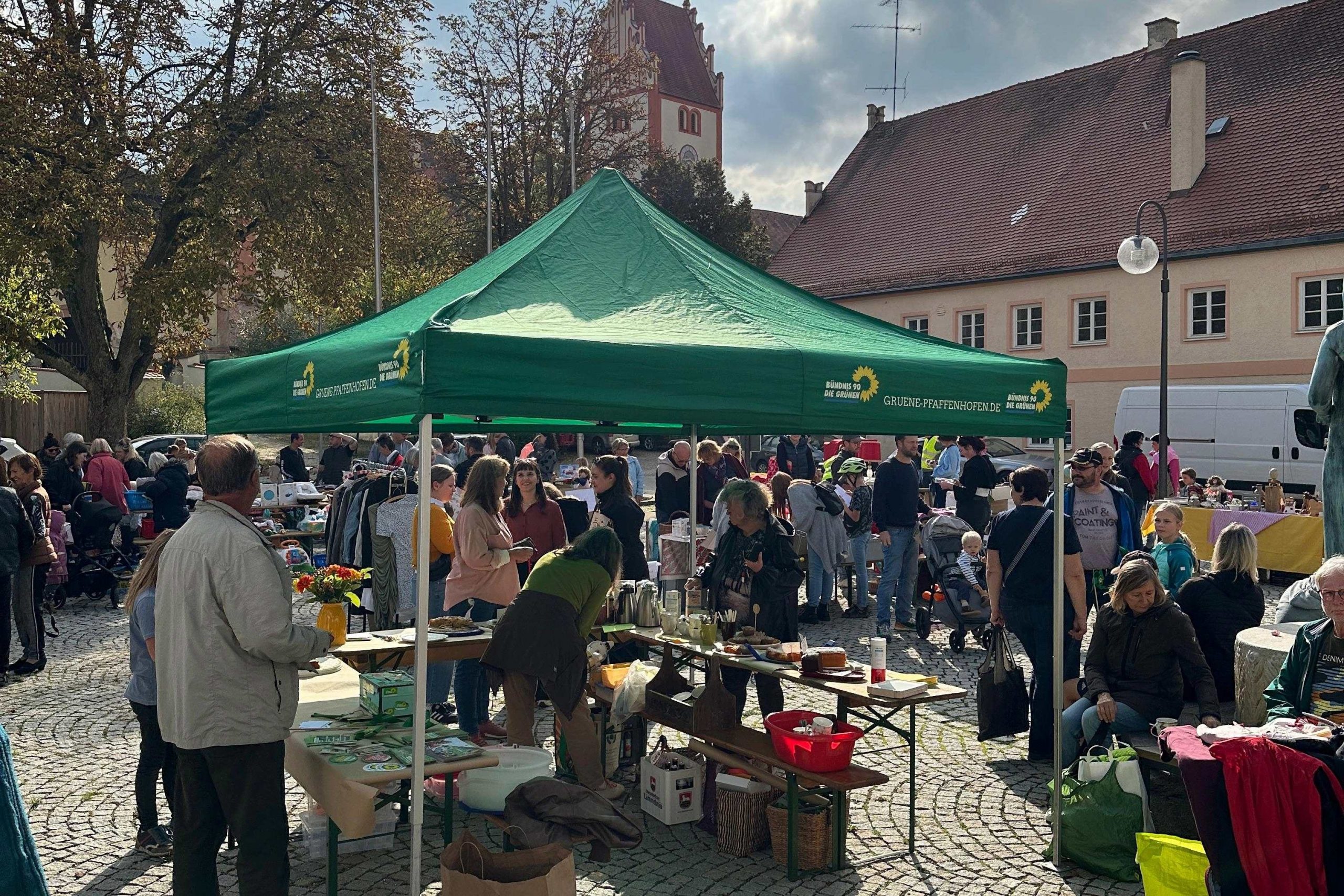 Grüner Flohmarkt auf dem Rathausplatz in Rohrbach im September 2025