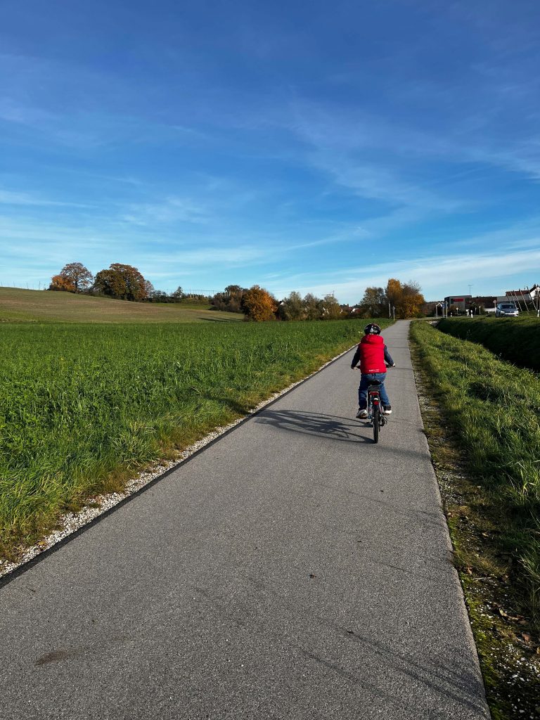Radlfahrer auf dem Radweg von Ottersried nach Rohrbach